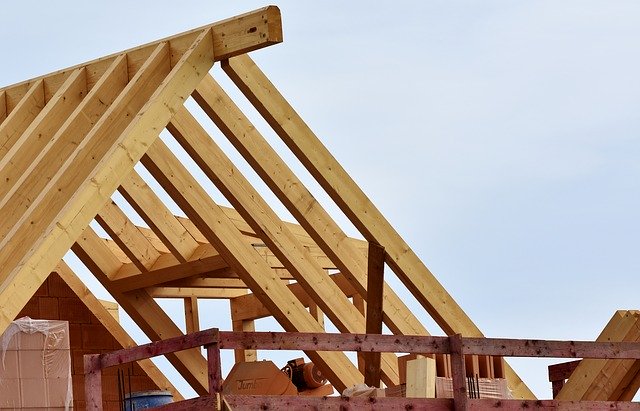 tetto di legno in costruzione