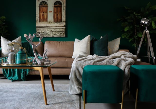 soggiorno con pareti e divano verdi