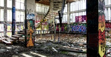 interno di un edificio in rovina