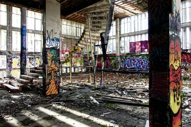 interno di un edificio in rovina