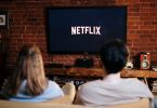 ouomo e donna su divano guardano netflix