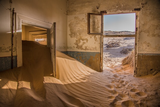casa abbandonata piena di sabbia