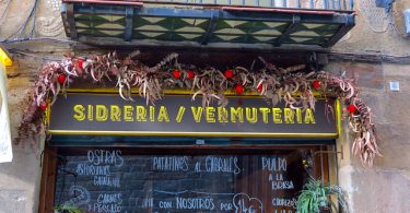 vetrina di un bar di vermut