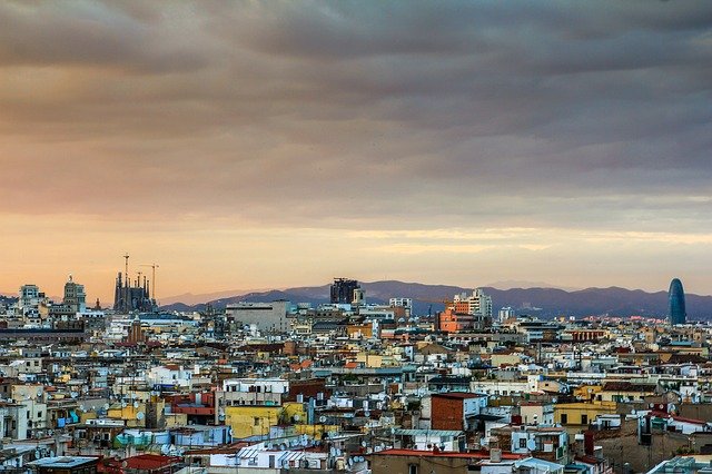 barcellona vista dall'alto al tramonto con cielo nuvoloso