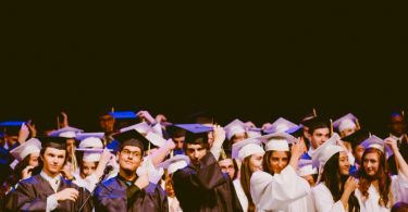 studenti con la toga e il cappello per laurea