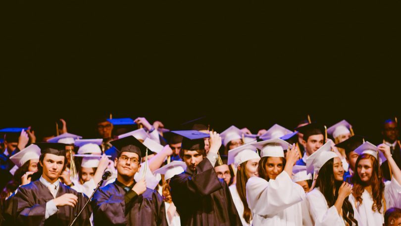 studenti con la toga e il cappello per laurea