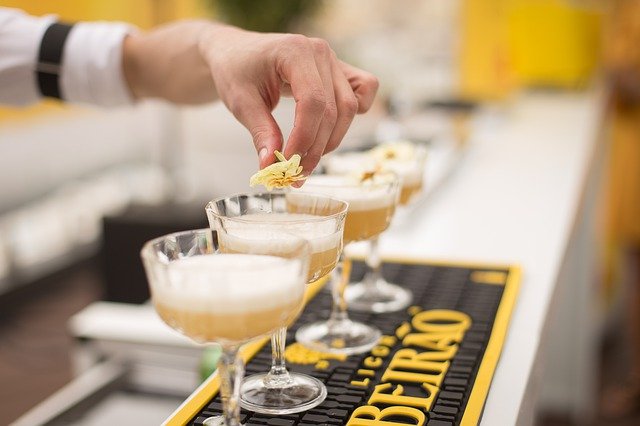 bicchieri con cocktail giallo su bancone di un bar