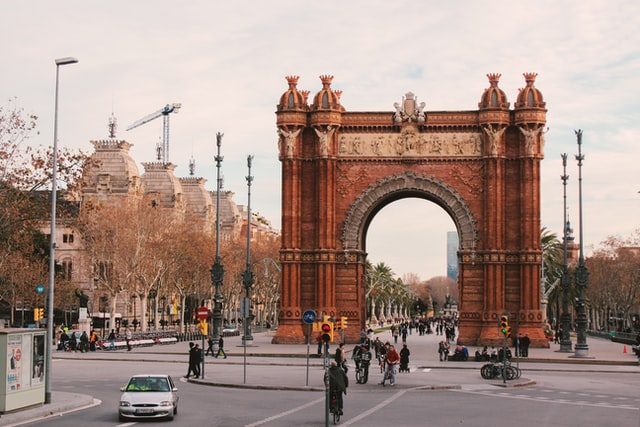 arco di trionfo di mattoni rossi davanti a strada di Barcellona