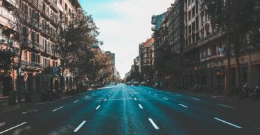 strada deserta tra i palazzi di Barcellona