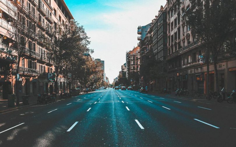 strada deserta tra i palazzi di Barcellona