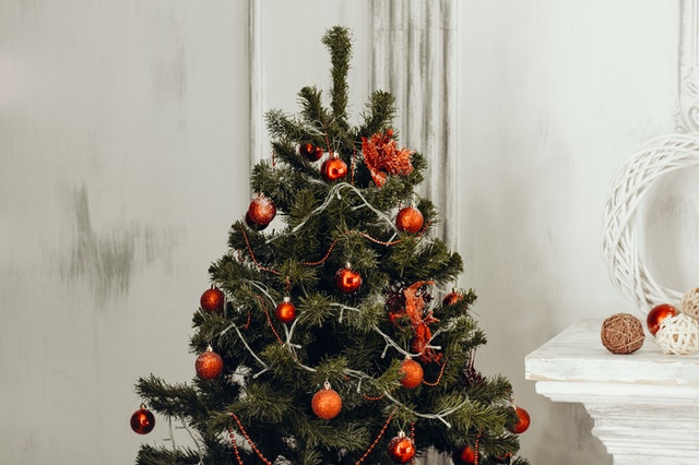 albero di Natale con palle rosse
