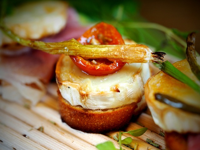 tartine con formaggio pomodorini e asparagi