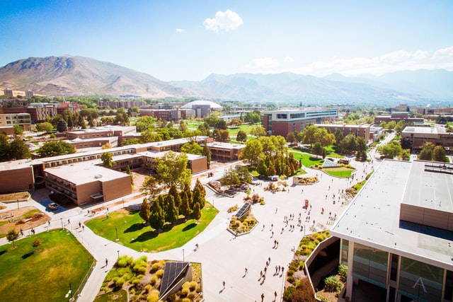 edifici di un campus universitario visto dall'alto