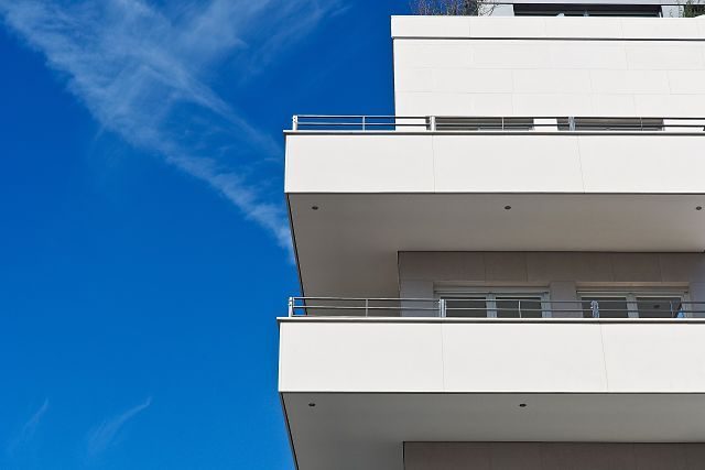 edificio bianco con finestre e balconi