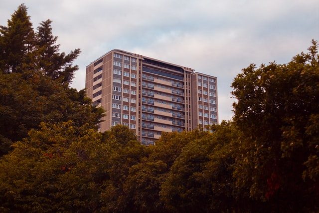 palazzo con balconi dietro alberi