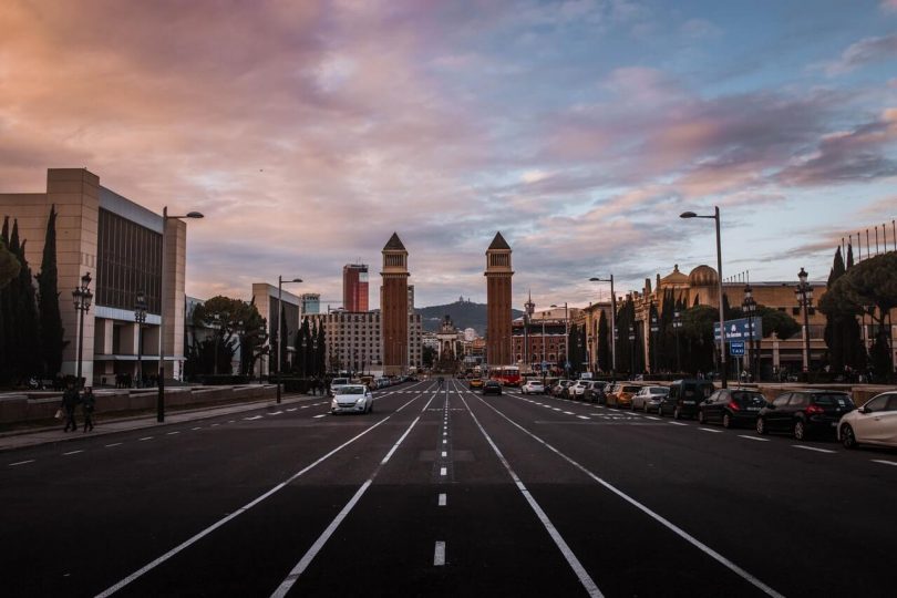 strada di barcellona buota al tramonto