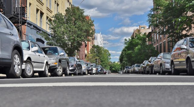 strada con auto parcheggiate