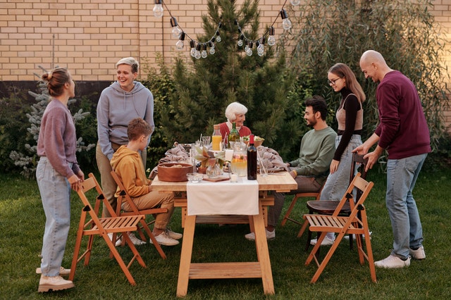 persone sedute intorno a un tavolo in giardino
