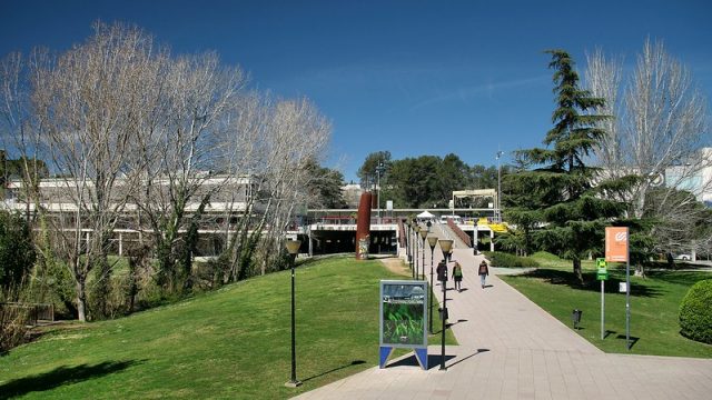 parco e sentiero davanti edificio scolastico