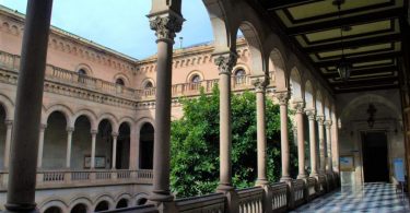 patio con archi di edificio antico