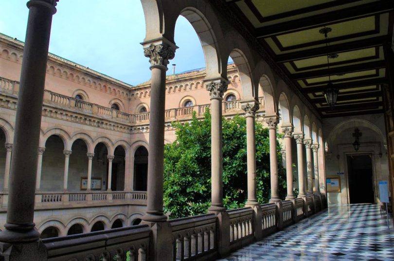 patio con archi di edificio antico