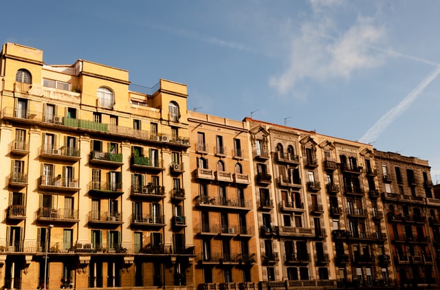 palazzine arancioni con finestre e balconi