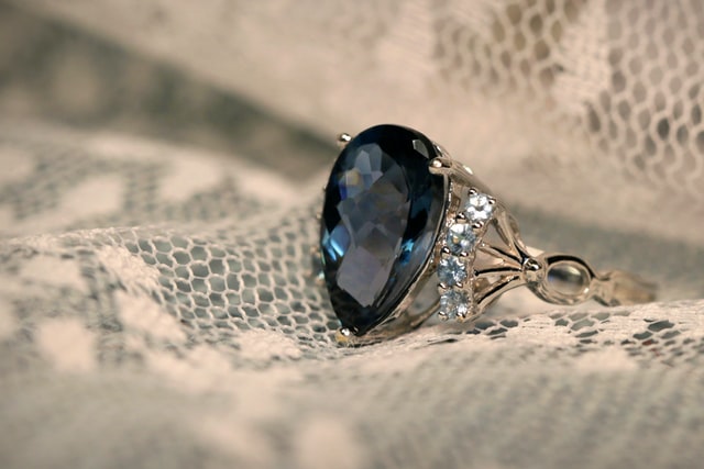 anello con pietra blu