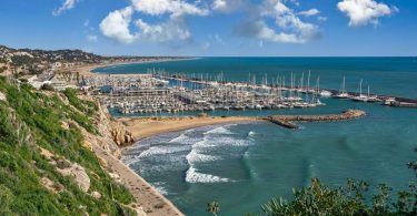 spiaggia e porto con barche a vela ormeggiate visti dall'alto