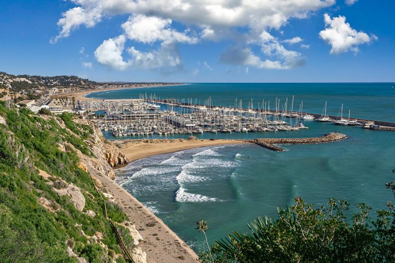 spiaggia e porto con barche a vela ormeggiate visti dall'alto