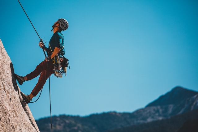 ragazzo fa arrampicata