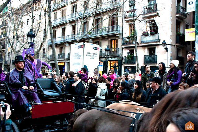carro con cavalli passa tra la folla per carnevale
