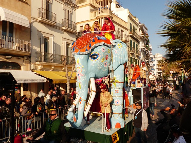 carro di carnevale a forma di elefante