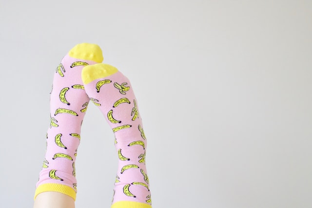 piedi con calzini rosa stampati con banane gialle