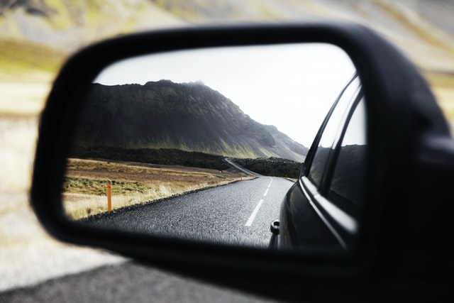 paesaggio riflesso in specchietto dell'auto