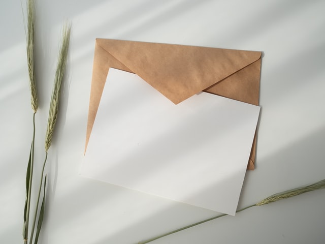 busta marrone con cartoncino bianco da lettera