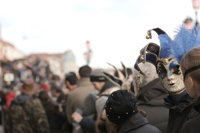 folla con maschera di carnevale in primo piano