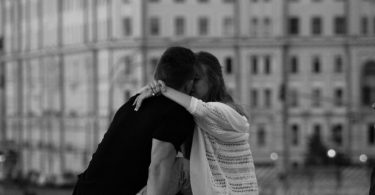 foto in bianco e nero di ragazzo e ragazza che si baciano