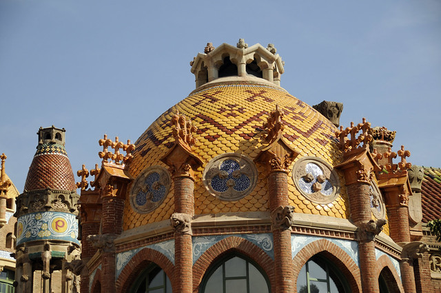 edificio in stile modernista con piastrelle colorate