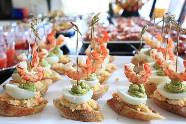 crostini con uovo avocado e gambero