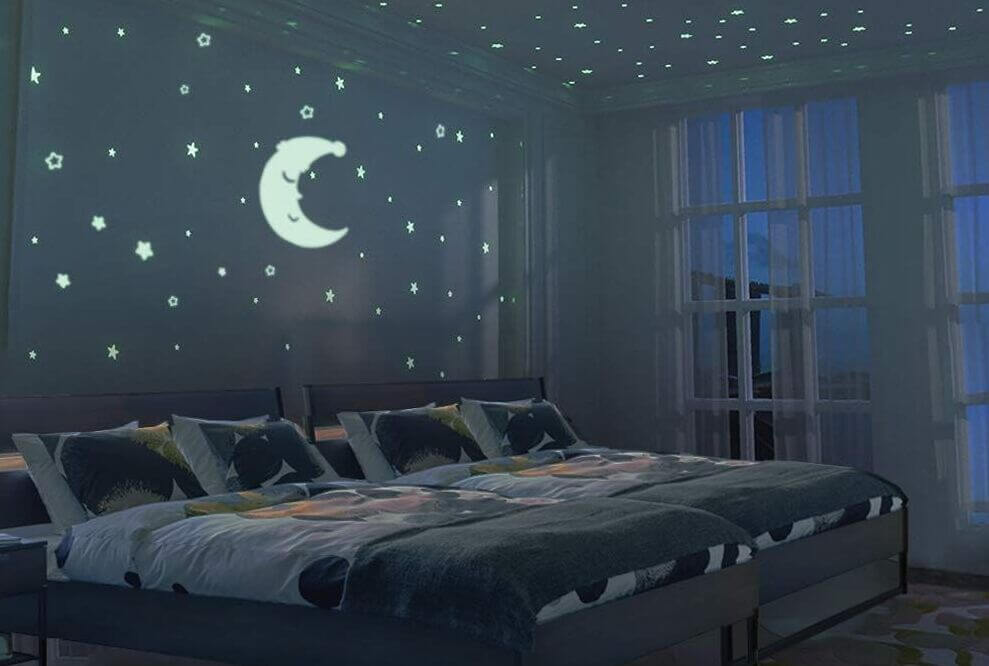 Cameretta con stelle e luna sul soffitto